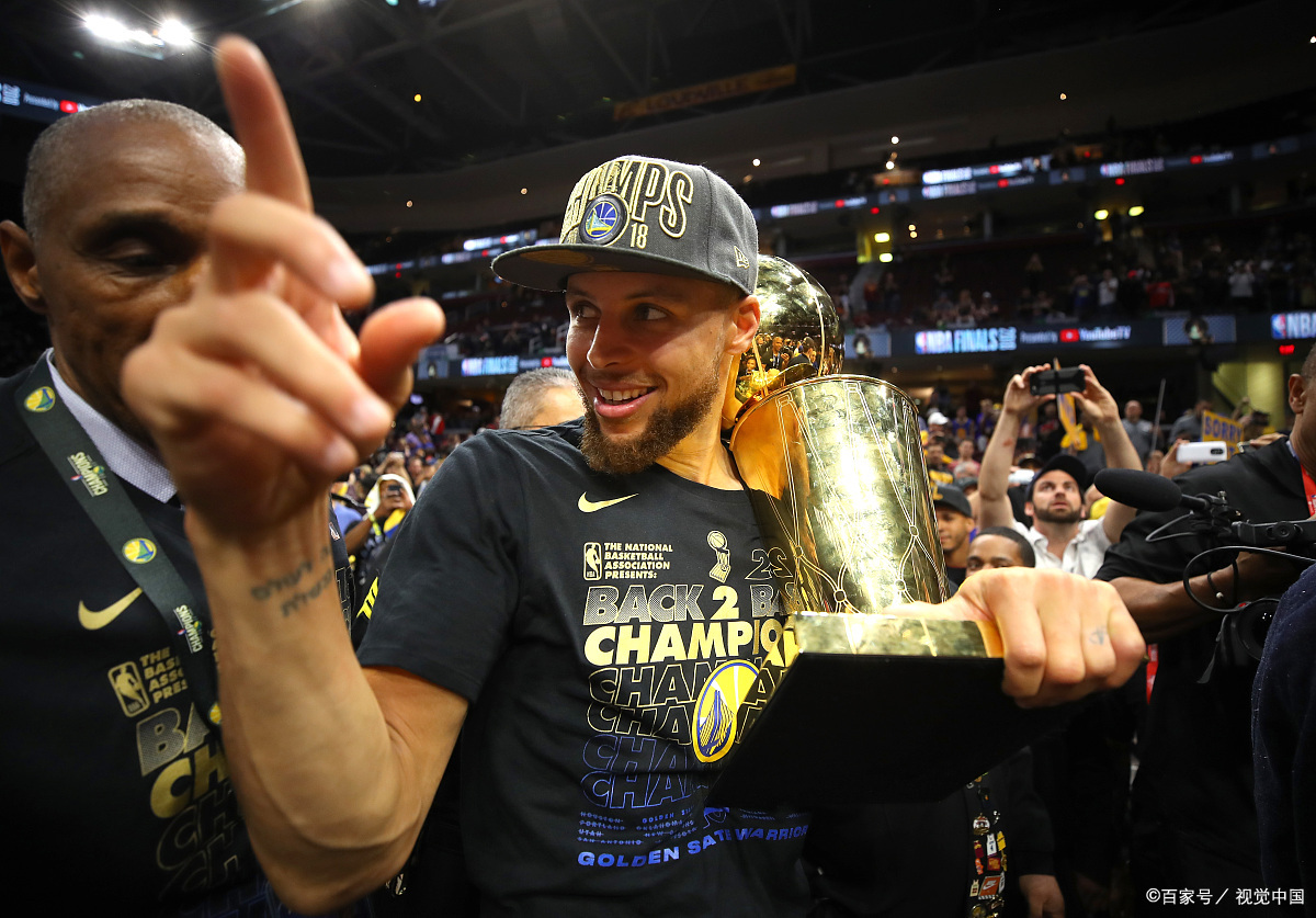 28圈关于库里在巴黎圣日耳曼比赛中夺冠，晋级下一阶段引发热议！赛场气氛高涨的信息