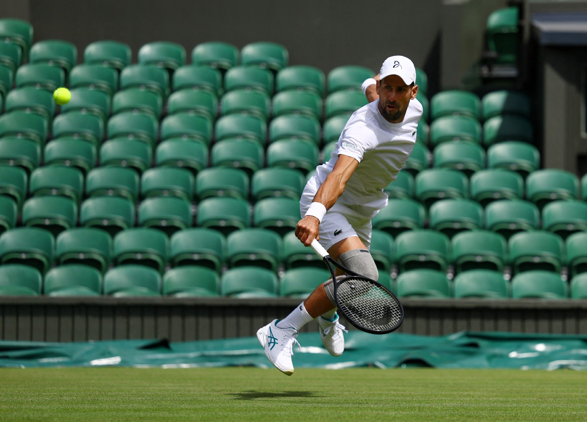 28圈入口德约科维奇重返赛场，险胜首场状态出色，热火观众沸腾！观众掌声雷动的简单介绍