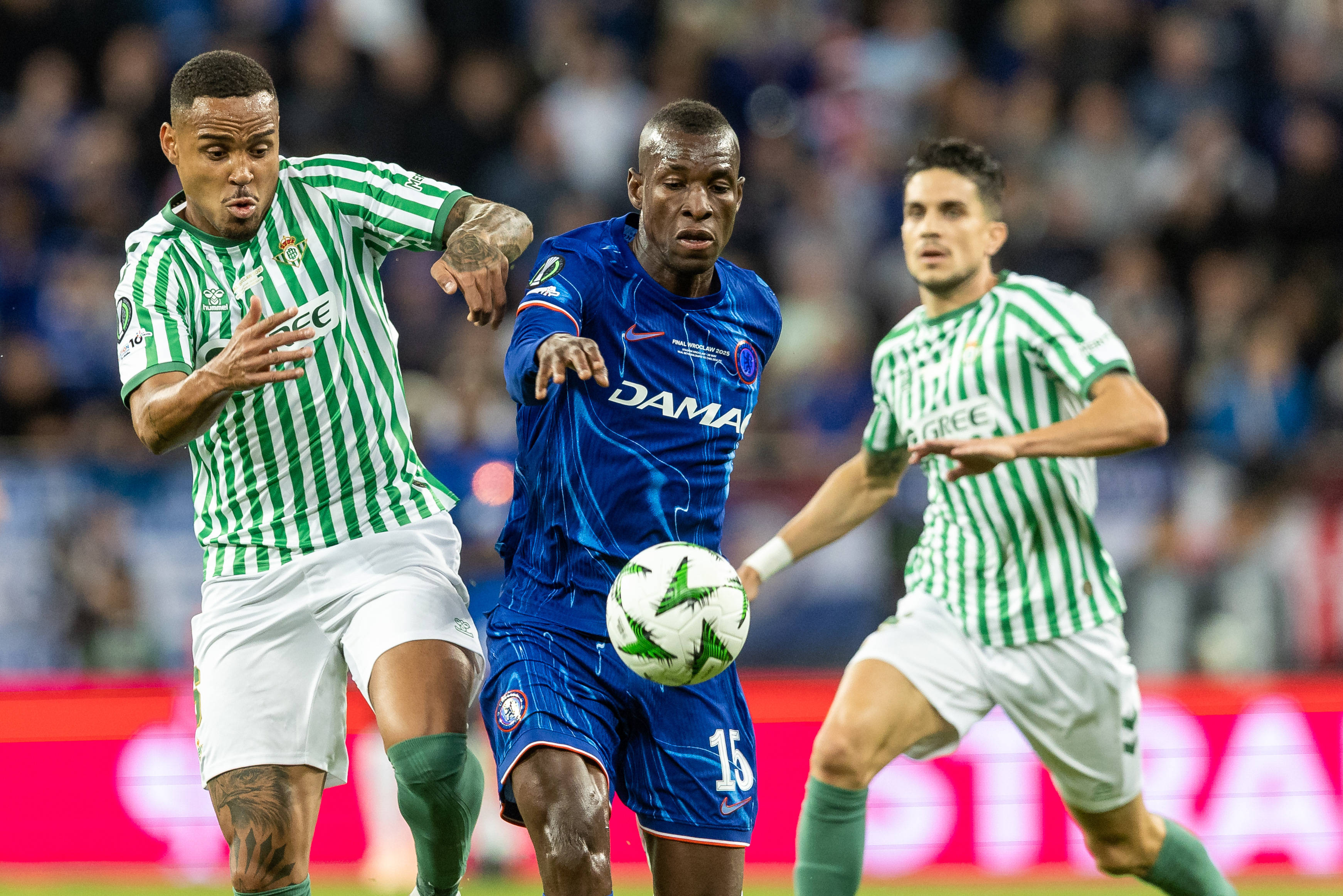 28圈入口关于切尔西训练开放日，赛前完成体检引欢呼，欧冠在即，临场指挥获称赞的信息